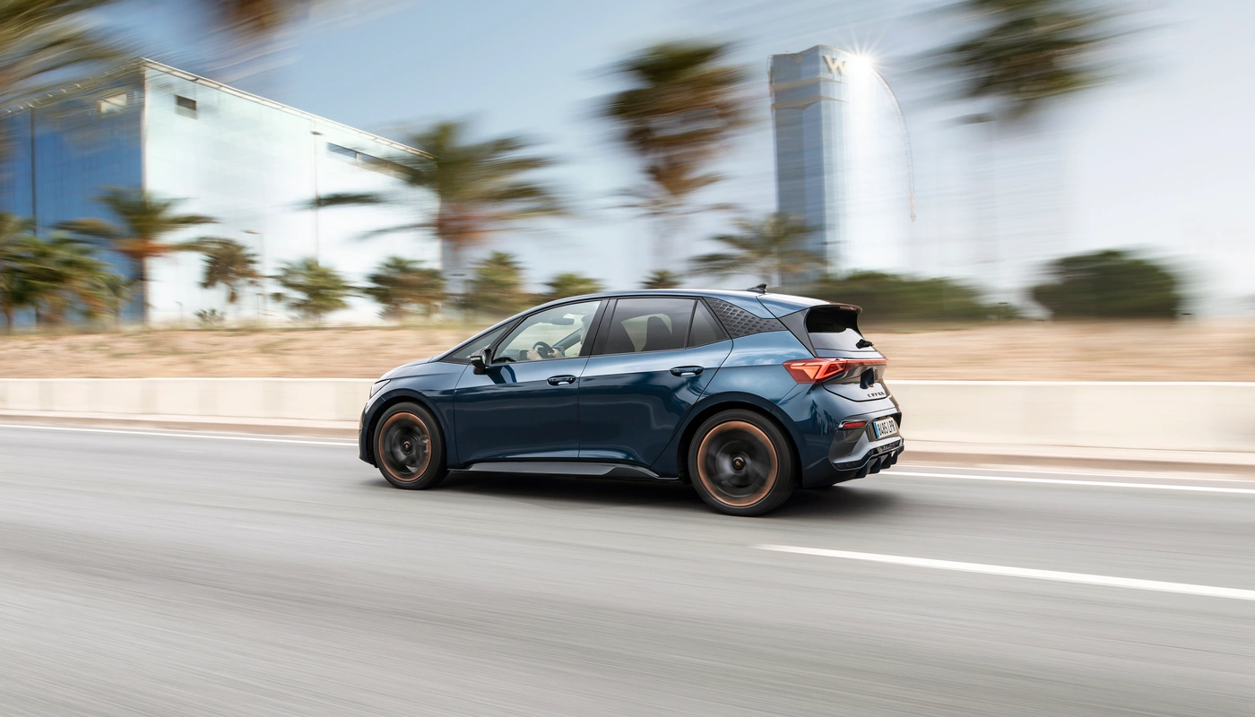 Cupra Born Vz - Contexto Entorno Real Contexto Conduciendo Exterior Lateral Izquierda