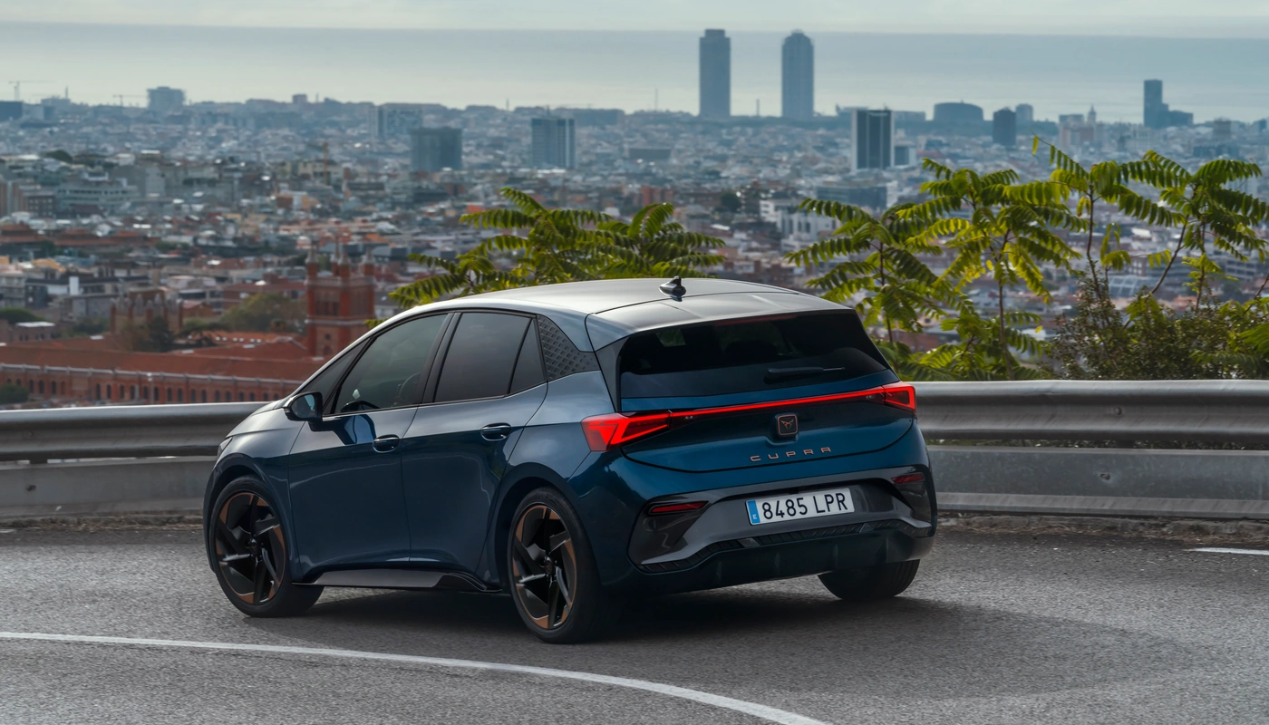 Cupra Born Vz - Contexto Entorno Real Contexto Conduciendo Exterior Trasera Derecha