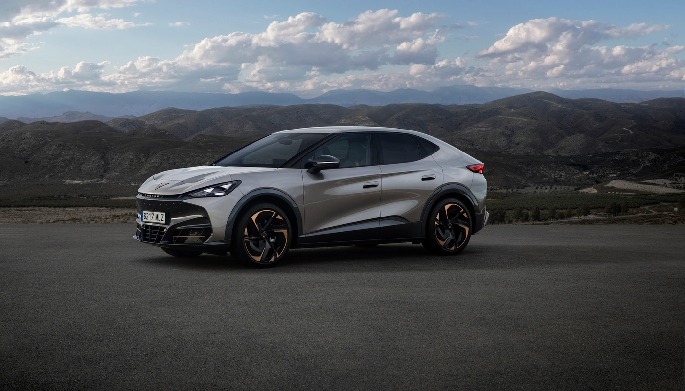 Cupra Tavascan Standard - Contexto Entorno Real Contexto Aparcado Exterior Lateral Izquierda