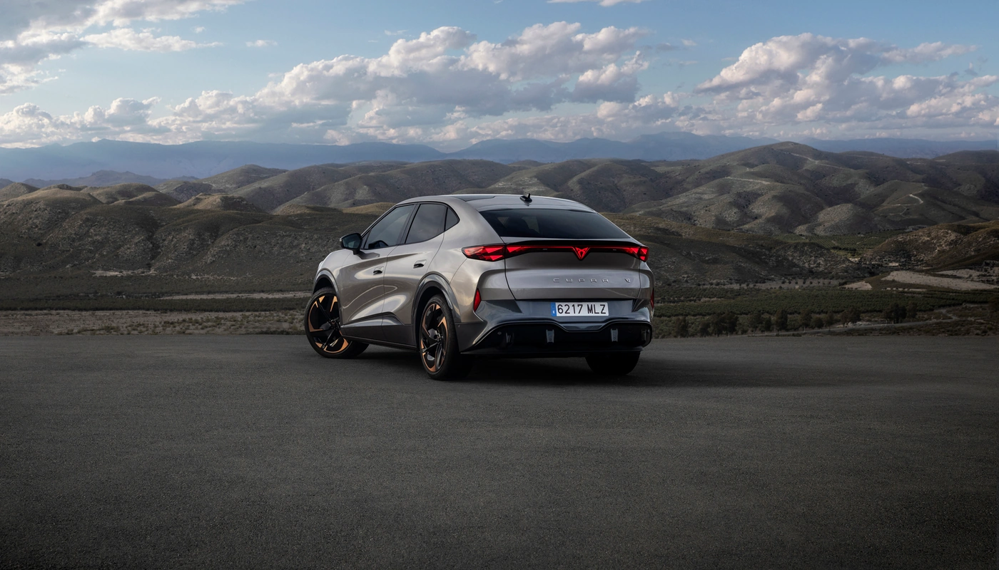 Cupra Tavascan Standard - Contexto Entorno Real Contexto Aparcado Exterior Trasera Derecha