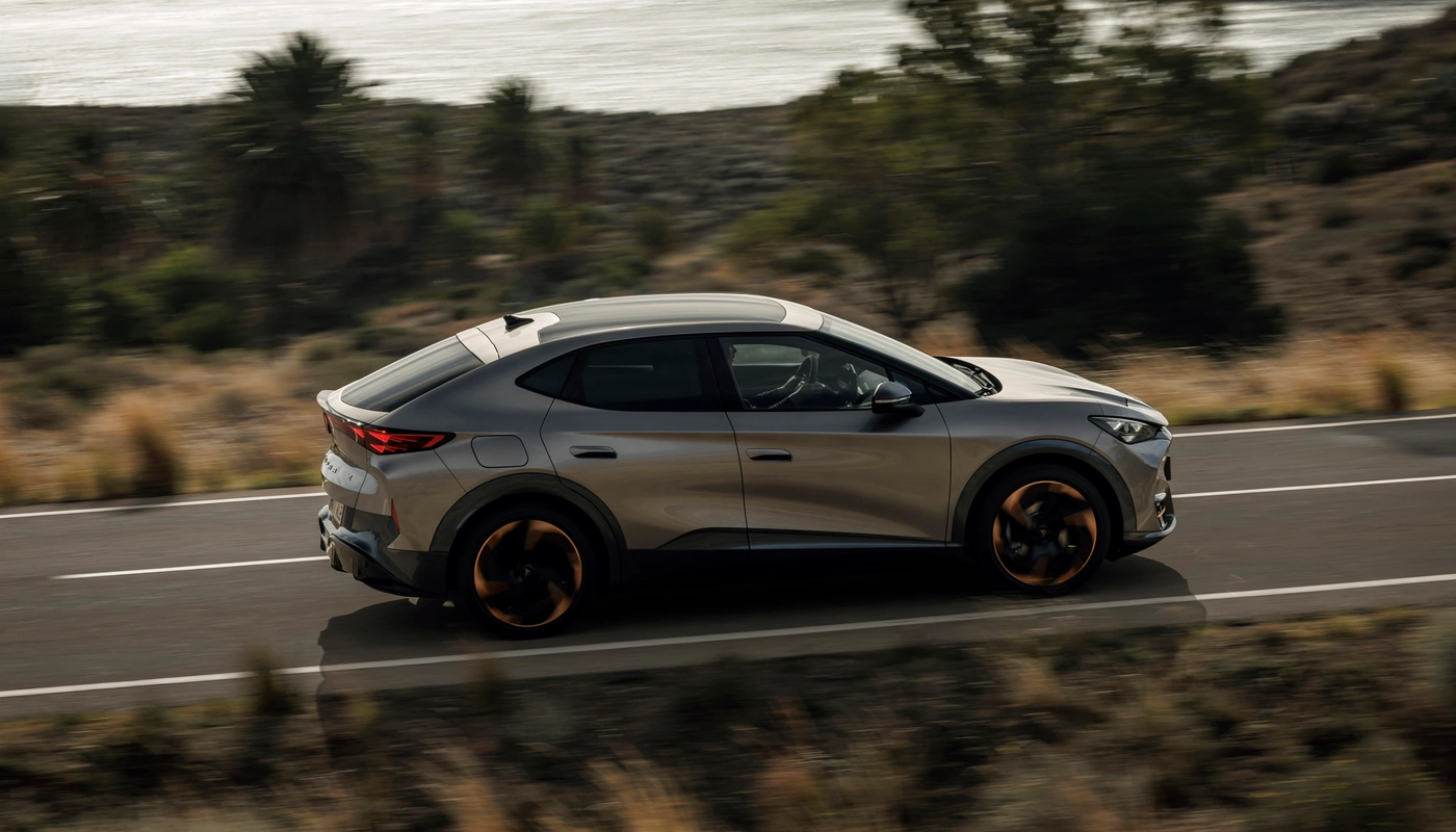 Cupra Tavascan Standard - Contexto Entorno Real Contexto Conduciendo Exterior Lateral Derecha