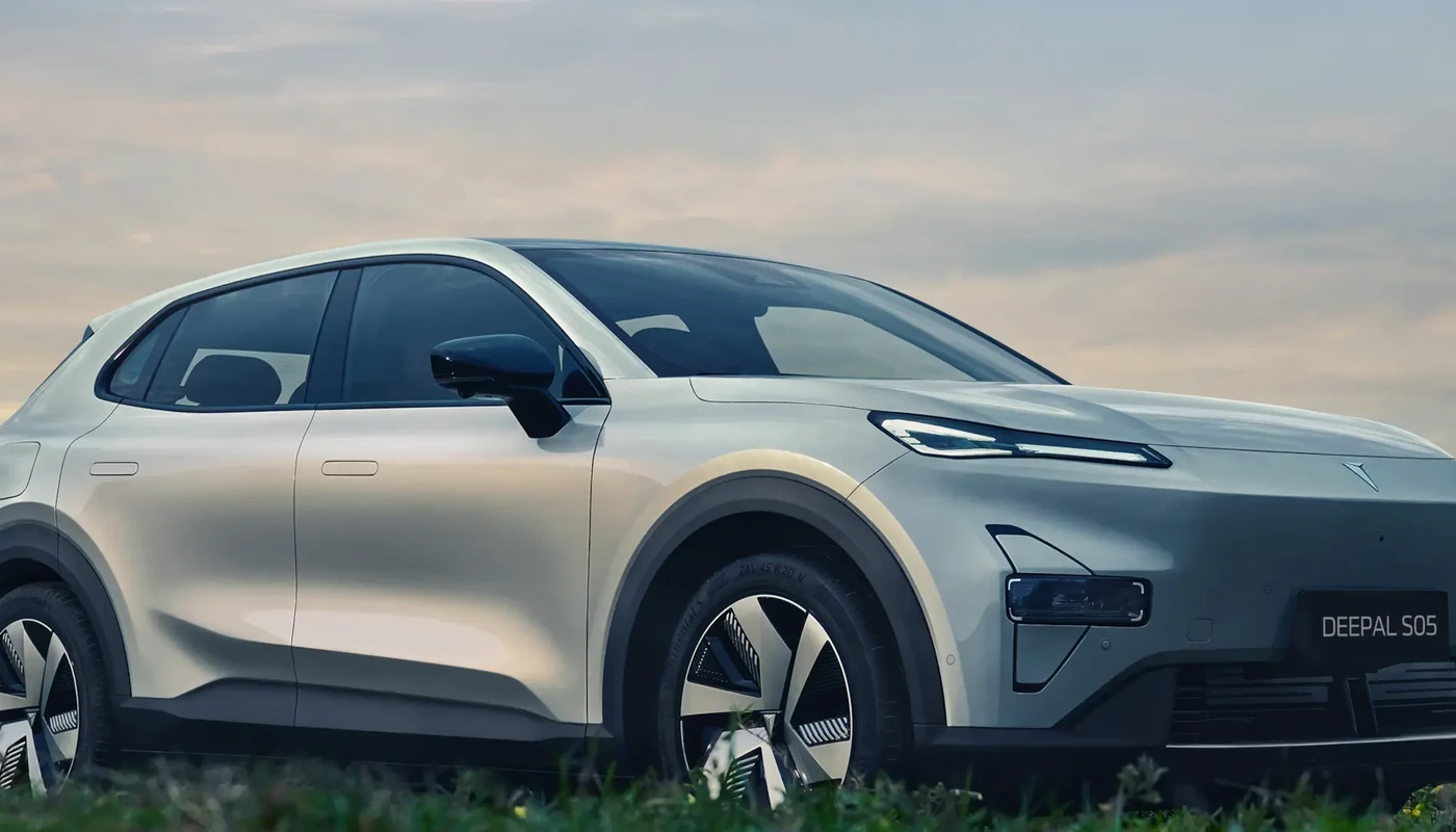 Deepal S05 Pro - Contexto Estudio Contexto Aparcado Exterior Lateral Derecha