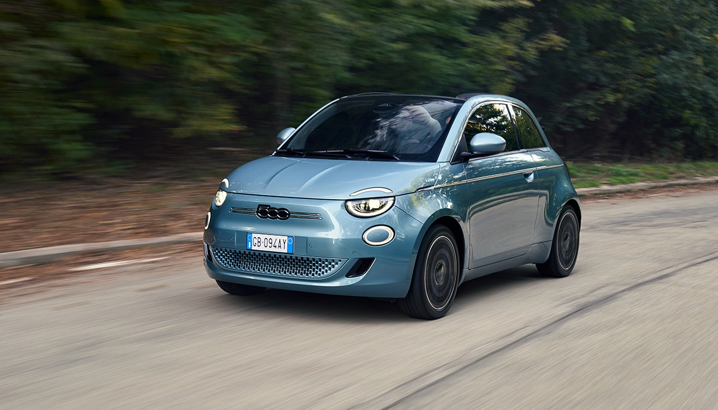 Fiat 500e Cabrio - Contexto Entorno Real Contexto Conduciendo Exterior Frontal Izquierda