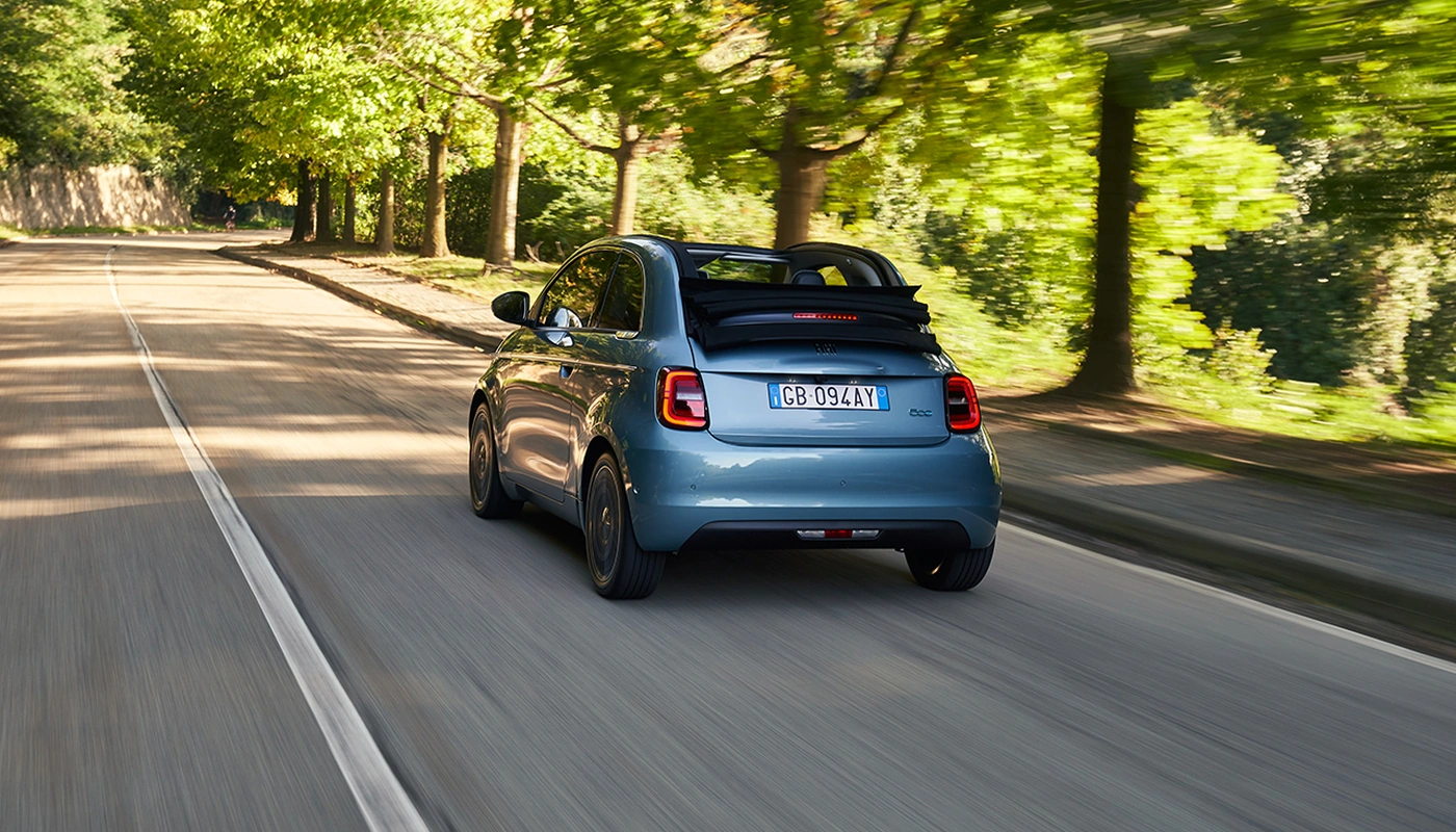 Fiat 500e Cabrio - Contexto Entorno Real Contexto Conduciendo Exterior Trasera Derecha