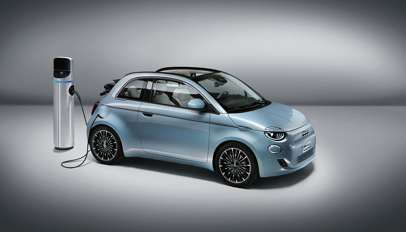 Fiat 500e Cabrio - Contexto Estudio Carga Estacion