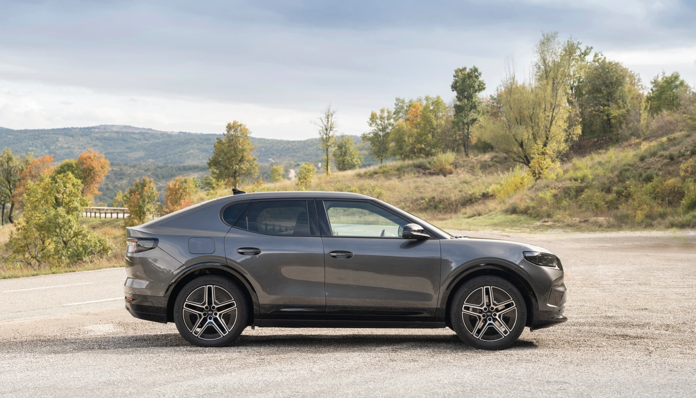 Ford Capri Premium - Contexto Entorno Real Contexto Aparcado Exterior Lateral Derecha