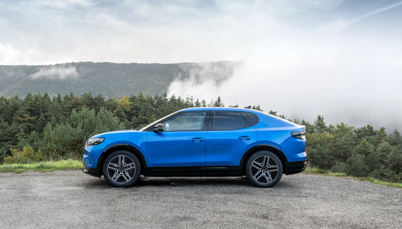 Ford Capri Premium - Contexto Entorno Real Contexto Aparcado Exterior Lateral Izquierda