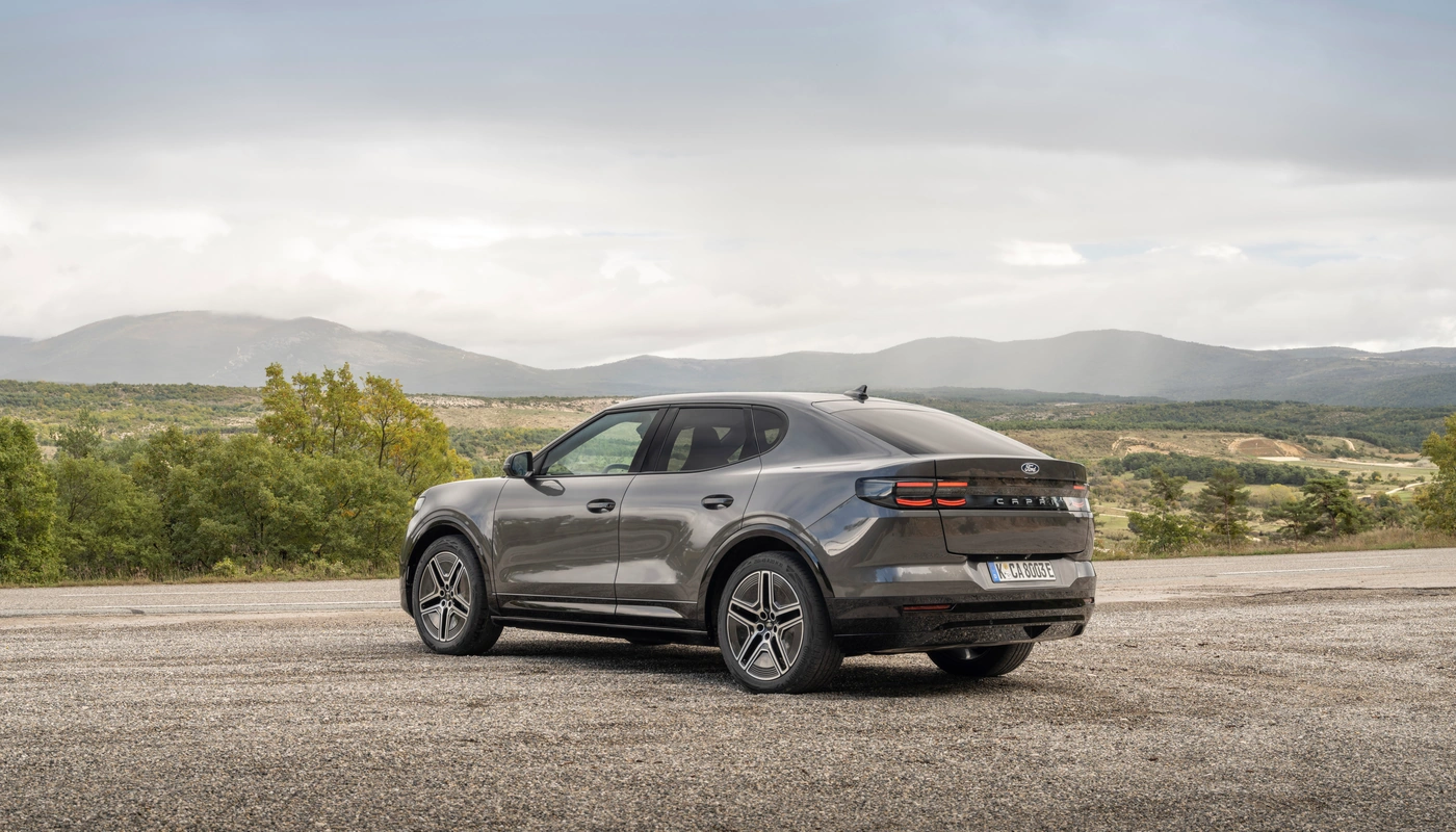 Ford Capri Premium - Contexto Entorno Real Contexto Aparcado Exterior Trasera Derecha