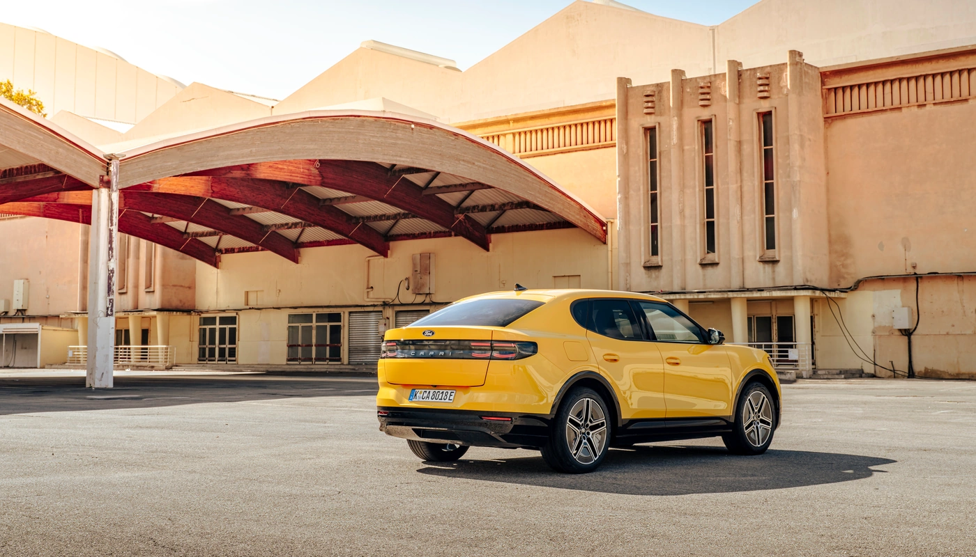 Ford Capri Premium - Contexto Entorno Real Contexto Aparcado Exterior Trasera Izquierda Exterior Lateral Derecha