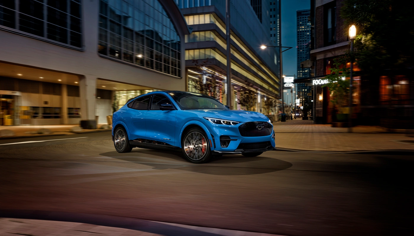 Ford Mustang Mach E Gt - Contexto Entorno Real Contexto Conduciendo Exterior Lateral Derecha