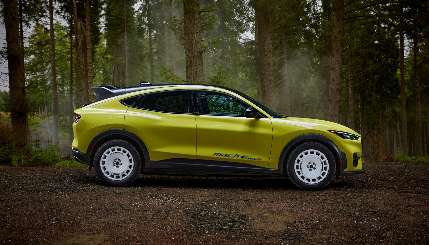 Ford Mustang Mach E Rally - Contexto Entorno Real Contexto Aparcado Exterior Lateral Derecha