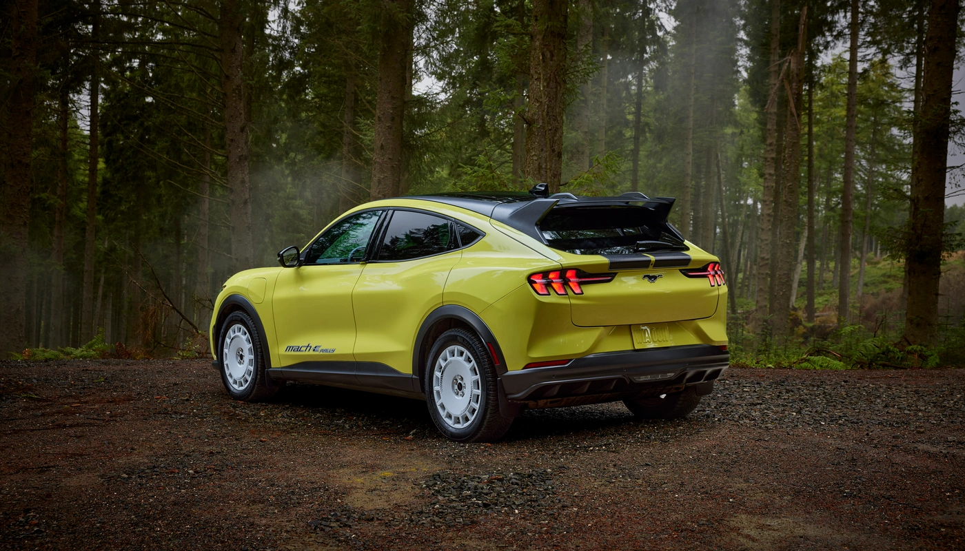 Ford Mustang Mach E Rally - Contexto Entorno Real Contexto Aparcado Exterior Trasera Derecha
