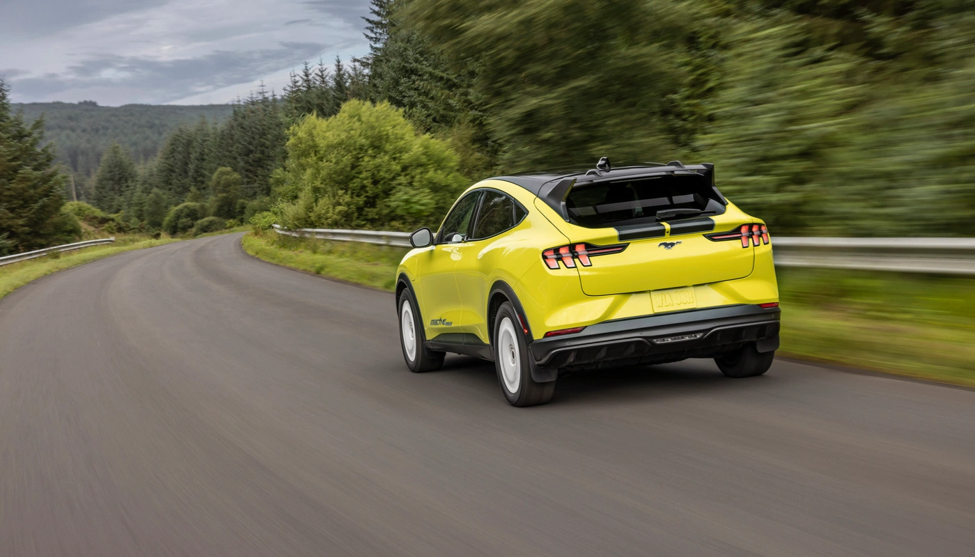 Ford Mustang Mach E Rally - Contexto Entorno Real Contexto Aparcado Exterior Trasera Derecha
