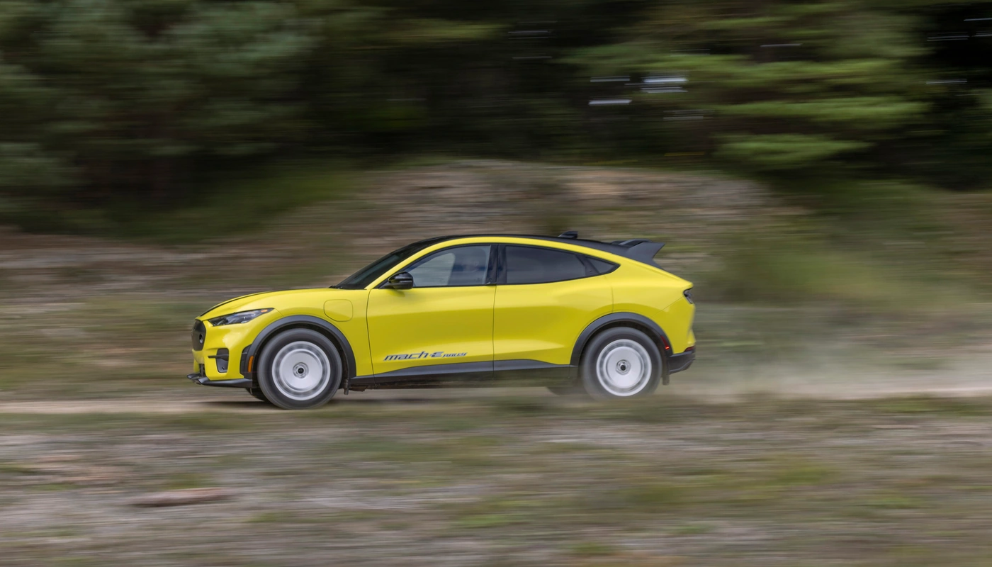 Ford Mustang Mach E Rally - Contexto Entorno Real Contexto Conduciendo Exterior Lateral Izquierda