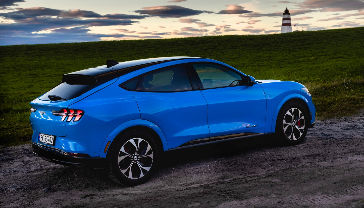 Ford Mustang Mach E Standard - Contexto Entorno Real Contexto Aparcado Exterior Lateral Derecha