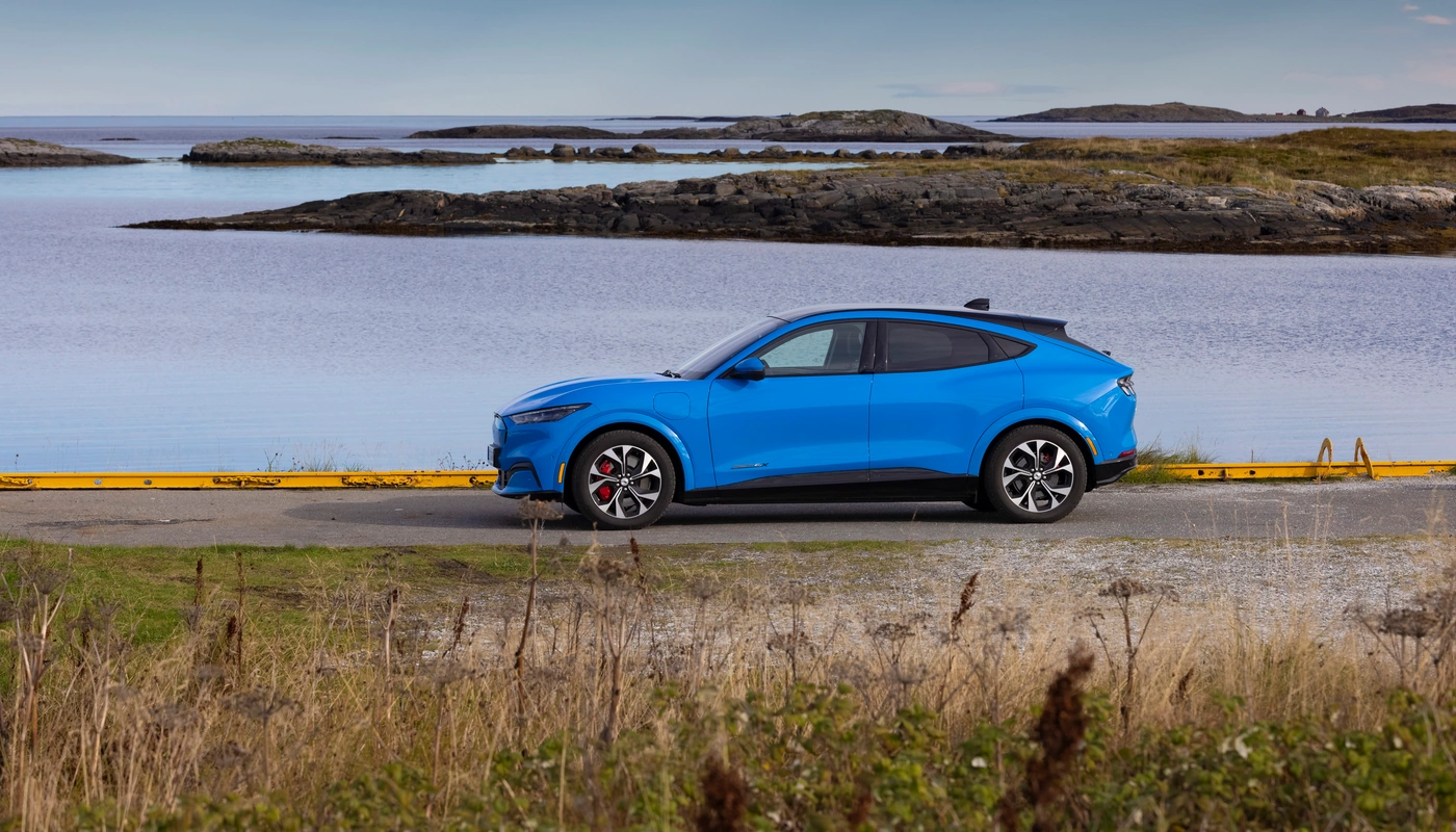 Ford Mustang Mach E Standard - Contexto Entorno Real Contexto Aparcado Exterior Lateral Izquierda