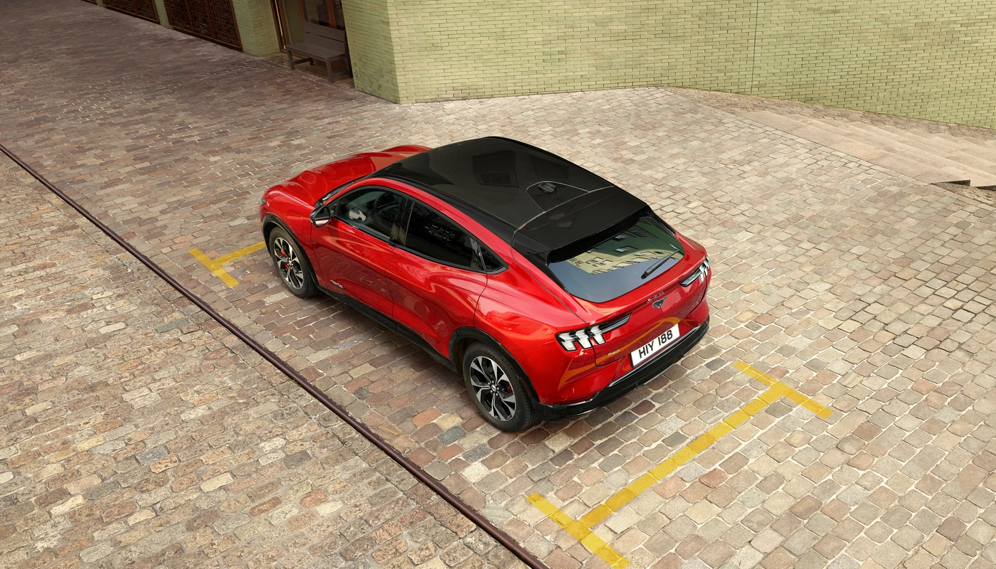 Ford Mustang Mach E Standard - Contexto Entorno Real Contexto Aparcado Exterior Trasera Derecha Exterior Superior