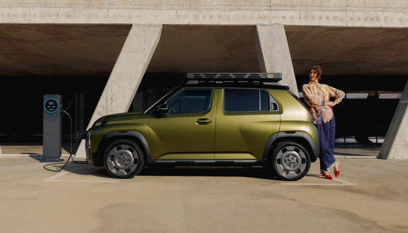 Hyundai Inster Maxx Cross - Exterior Lateral Izquierda Carga Estacion