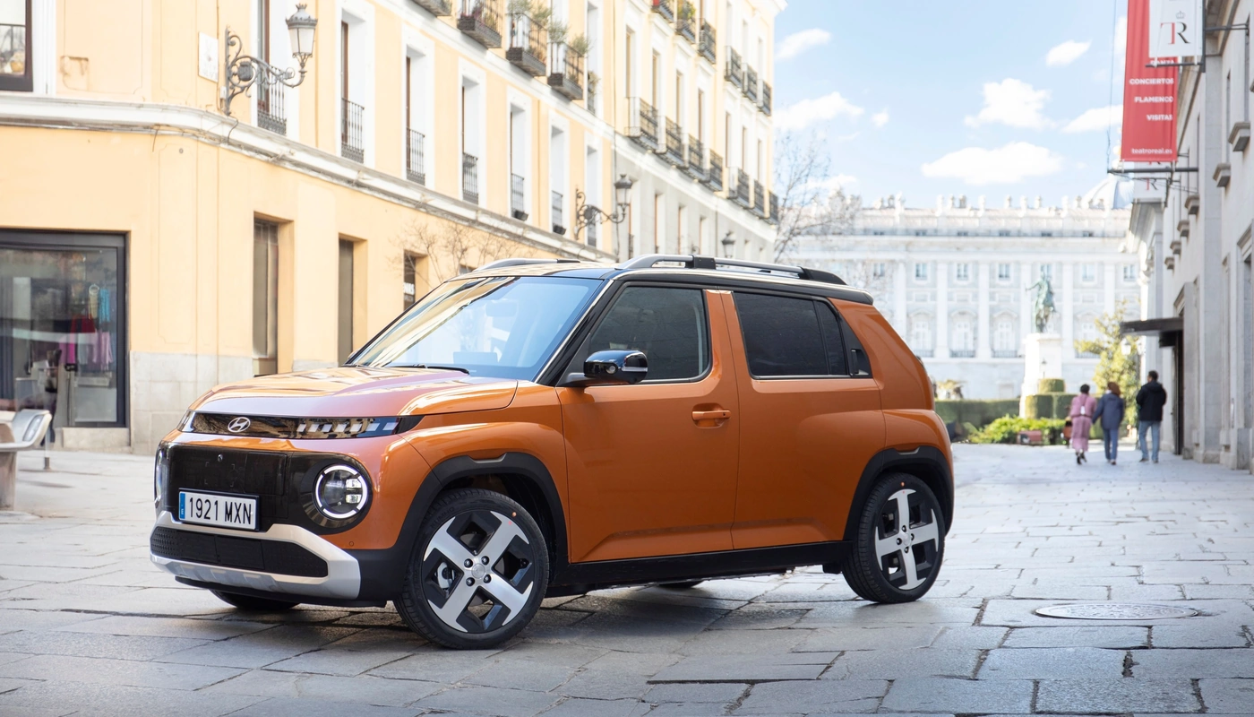 Hyundai Inster Tecno 2c - Contexto Entorno Real Contexto Aparcado Exterior Frontal Izquierda Exterior Lateral Izquierda