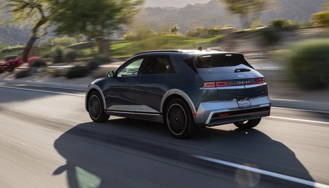 Hyundai Ioniq 5 Energy - Contexto Entorno Real Contexto Conduciendo Exterior Trasera Derecha Exterior Lateral Izquierda