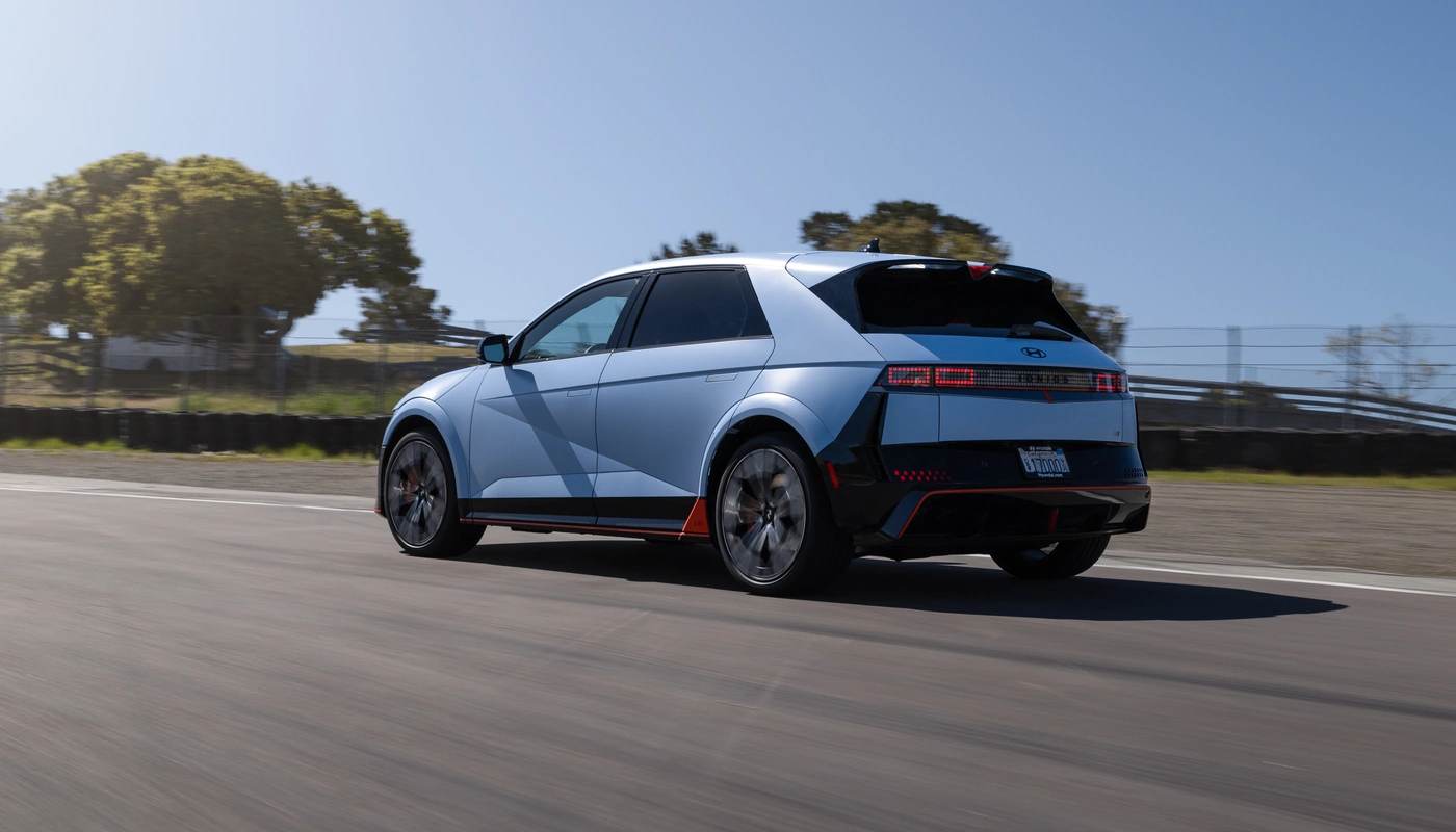 Hyundai Ioniq 5 N - Contexto Entorno Real Contexto Conduciendo Exterior Trasera Derecha Exterior Lateral Izquierda