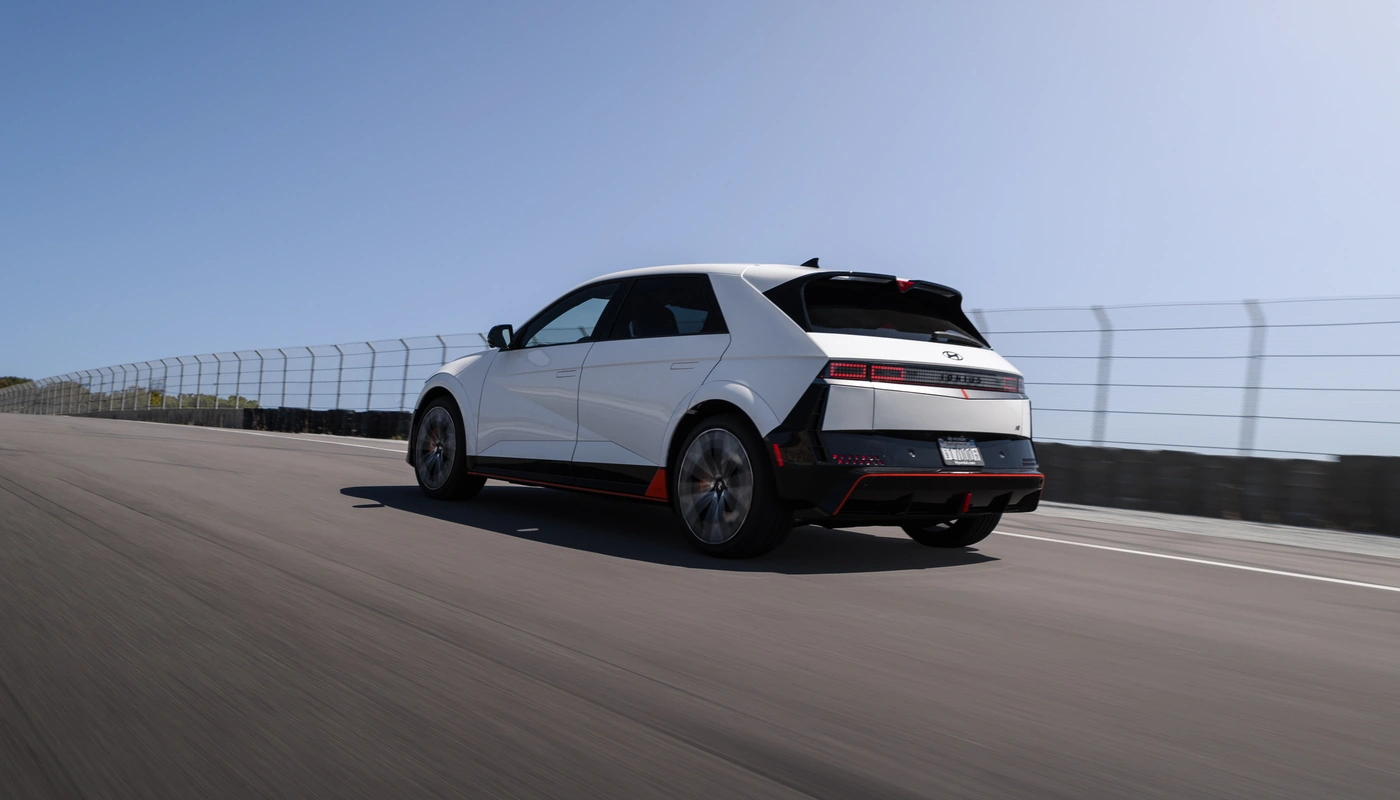 Hyundai Ioniq 5 N - Contexto Entorno Real Contexto Conduciendo Exterior Trasera Derecha Exterior Lateral Izquierda