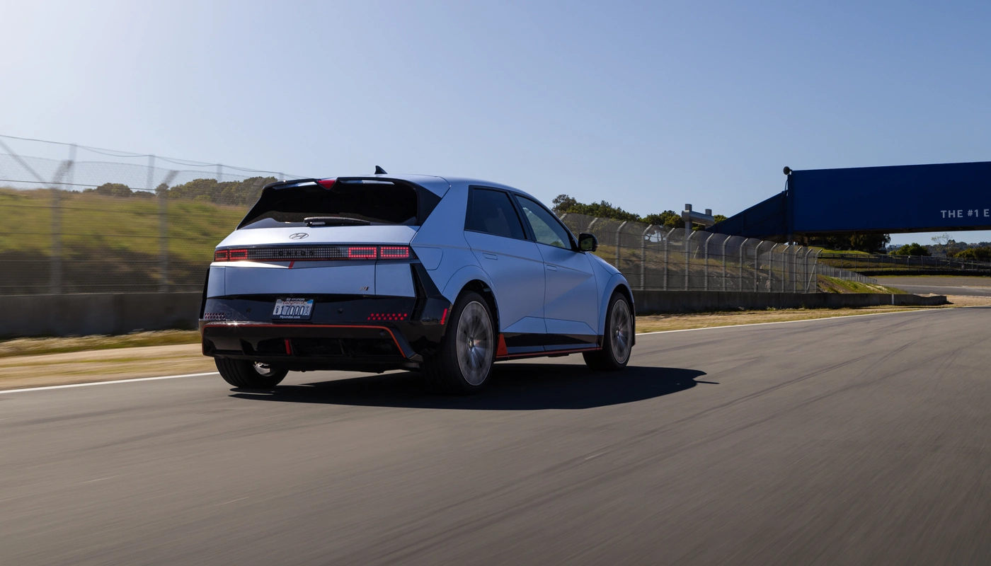 Hyundai Ioniq 5 N - Contexto Entorno Real Contexto Conduciendo Exterior Trasera Izquierda