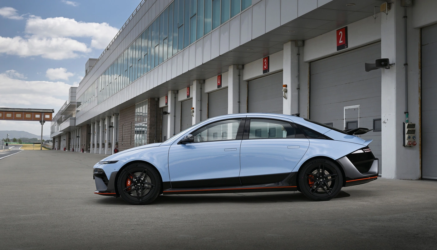 Hyundai Ioniq 6 N - Contexto Entorno Real Contexto Aparcado Exterior Lateral Izquierda