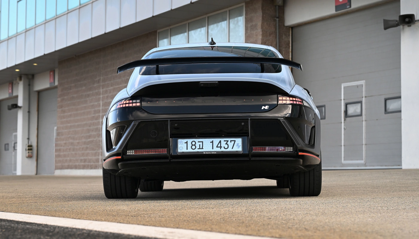 Hyundai Ioniq 6 N - Contexto Entorno Real Contexto Aparcado Exterior Trasera