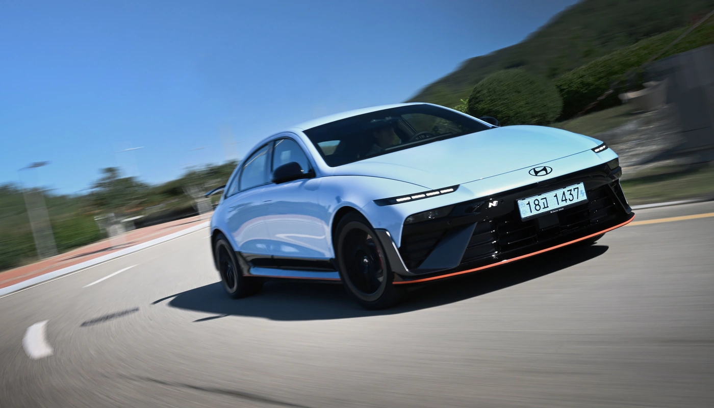 Hyundai Ioniq 6 N - Contexto Entorno Real Contexto Conduciendo Exterior Frontal Derecha