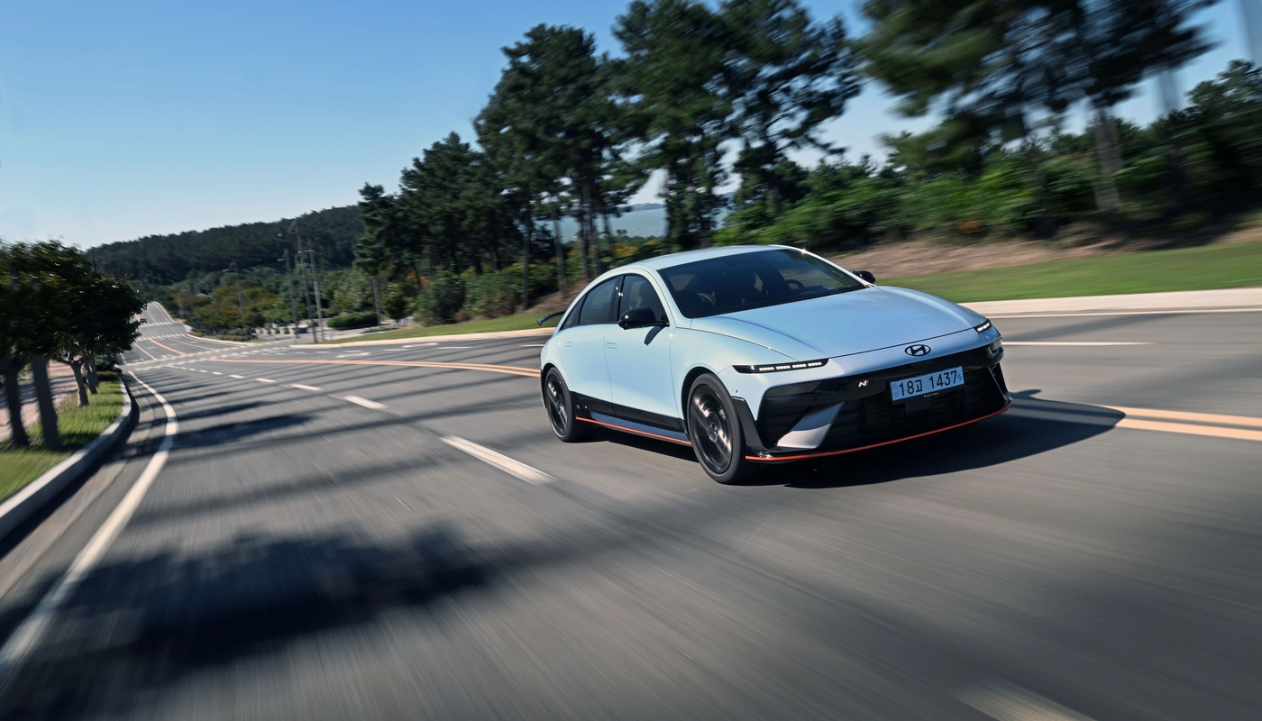 Hyundai Ioniq 6 N - Contexto Entorno Real Contexto Conduciendo Exterior Frontal Derecha