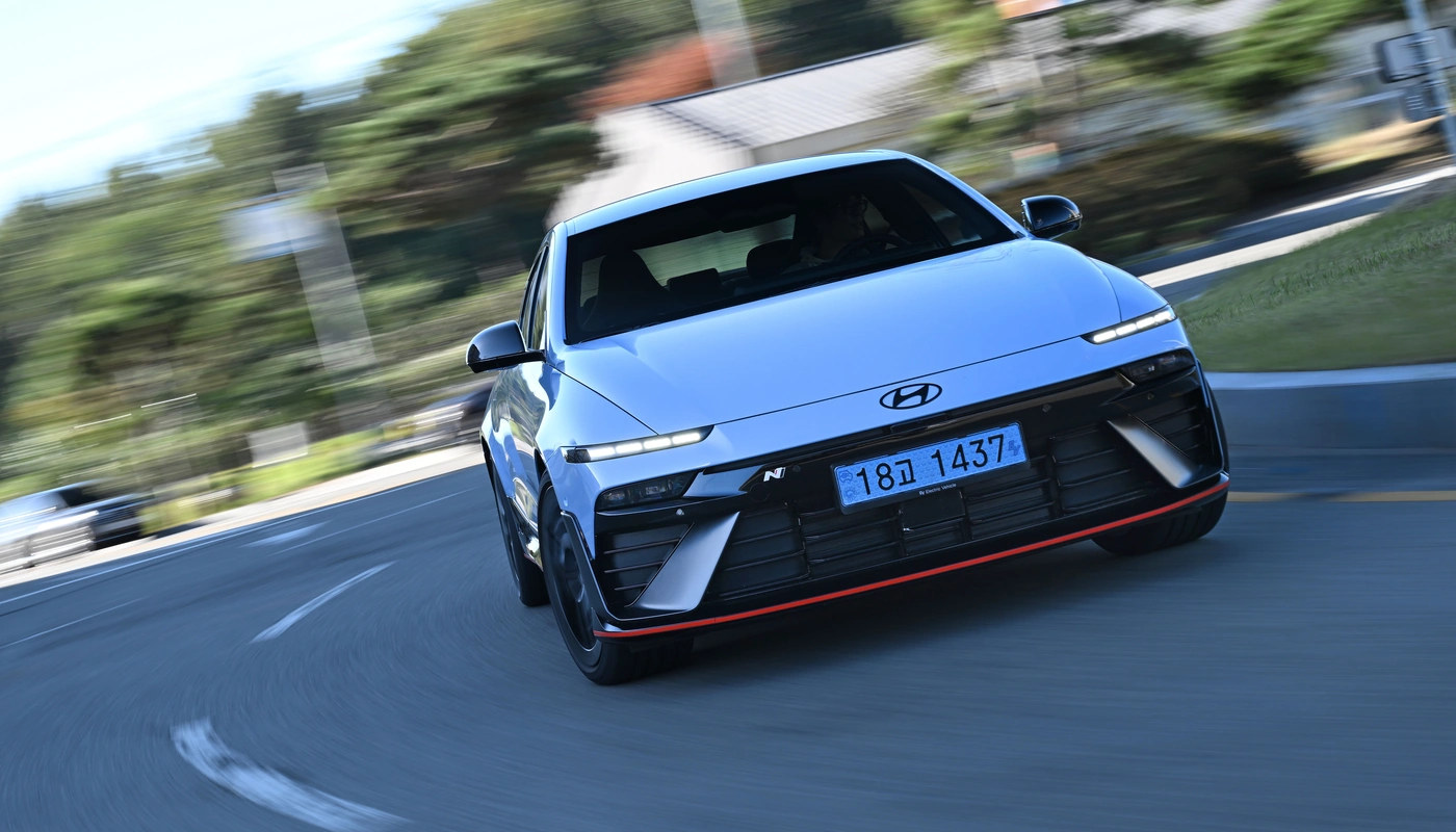 Hyundai Ioniq 6 N - Contexto Entorno Real Contexto Conduciendo Exterior Frontal Exterior Frontal Derecha