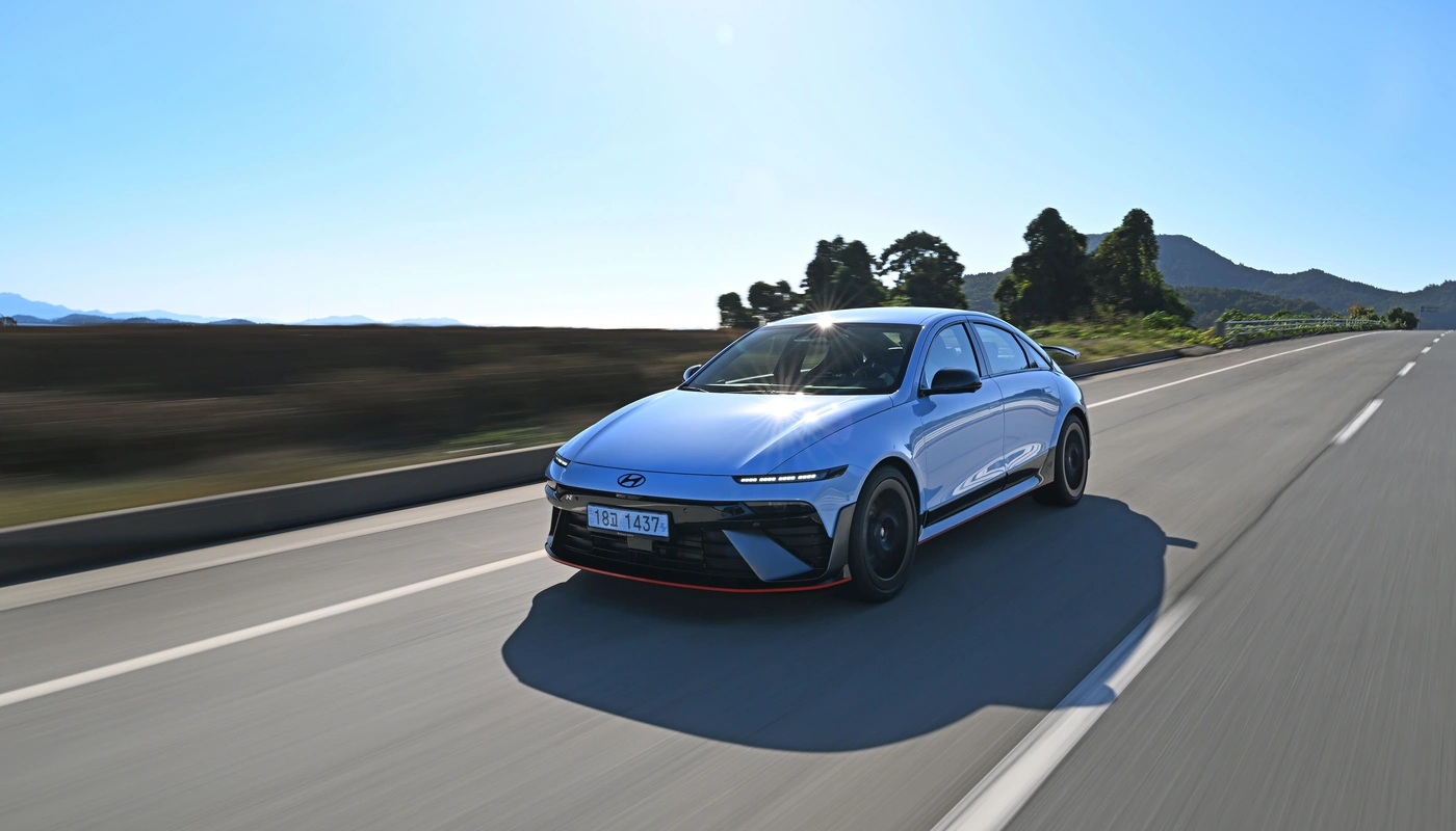 Hyundai Ioniq 6 N - Contexto Entorno Real Contexto Conduciendo Exterior Frontal Izquierda