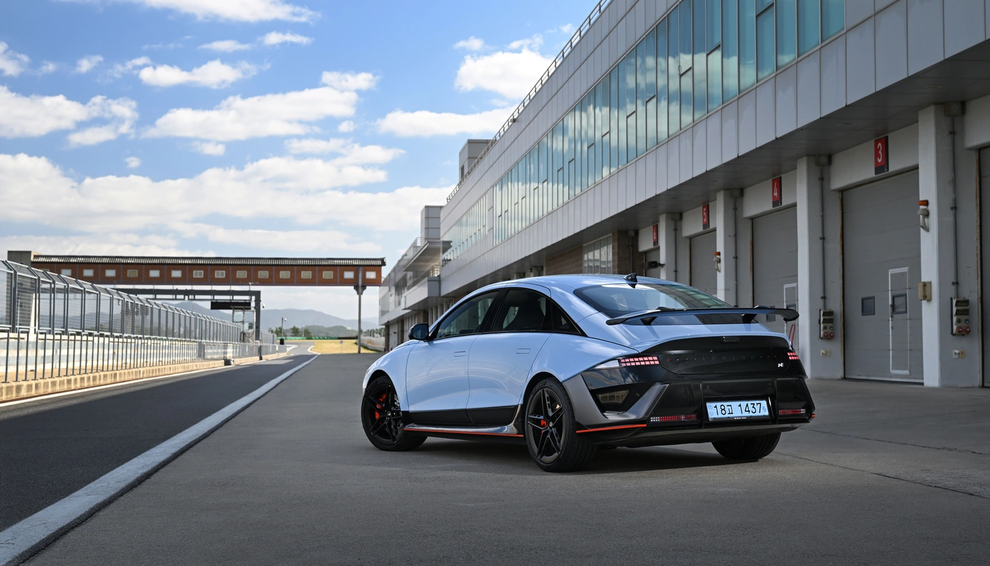 Hyundai Ioniq 6 N - Contexto Entorno Real Exterior Trasera Derecha