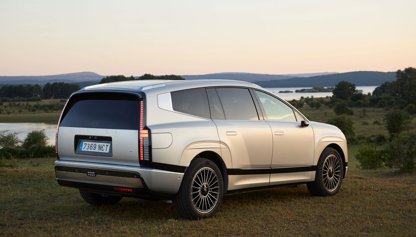 Hyundai Ioniq 9 Star - Contexto Entorno Real Contexto Aparcado Exterior Trasera Izquierda Exterior Lateral Derecha