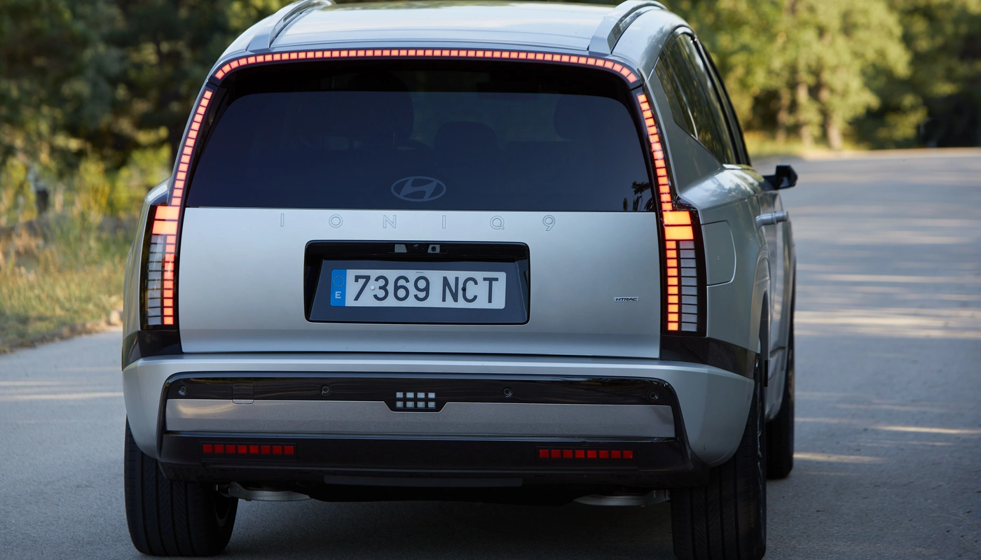 Hyundai Ioniq 9 Star - Contexto Entorno Real Contexto Conduciendo Exterior Trasera