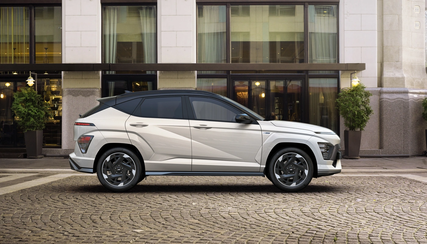 Hyundai Kona Ii Nlinestyle 2c - Contexto Entorno Real Contexto Aparcado Exterior Lateral Derecha