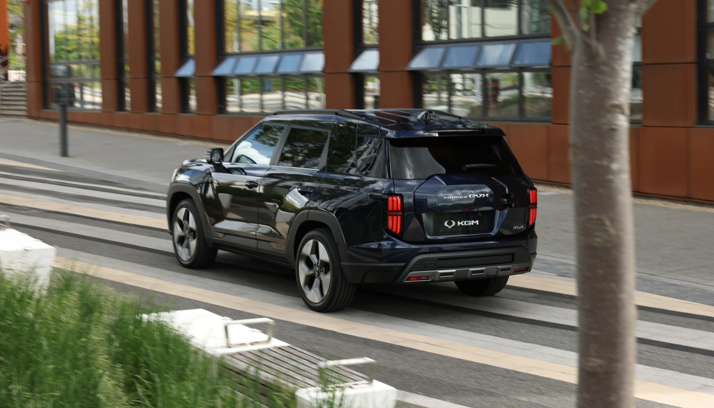 Kgm Torres Evx Trend - Contexto Entorno Real Contexto Conduciendo Exterior Trasera Derecha