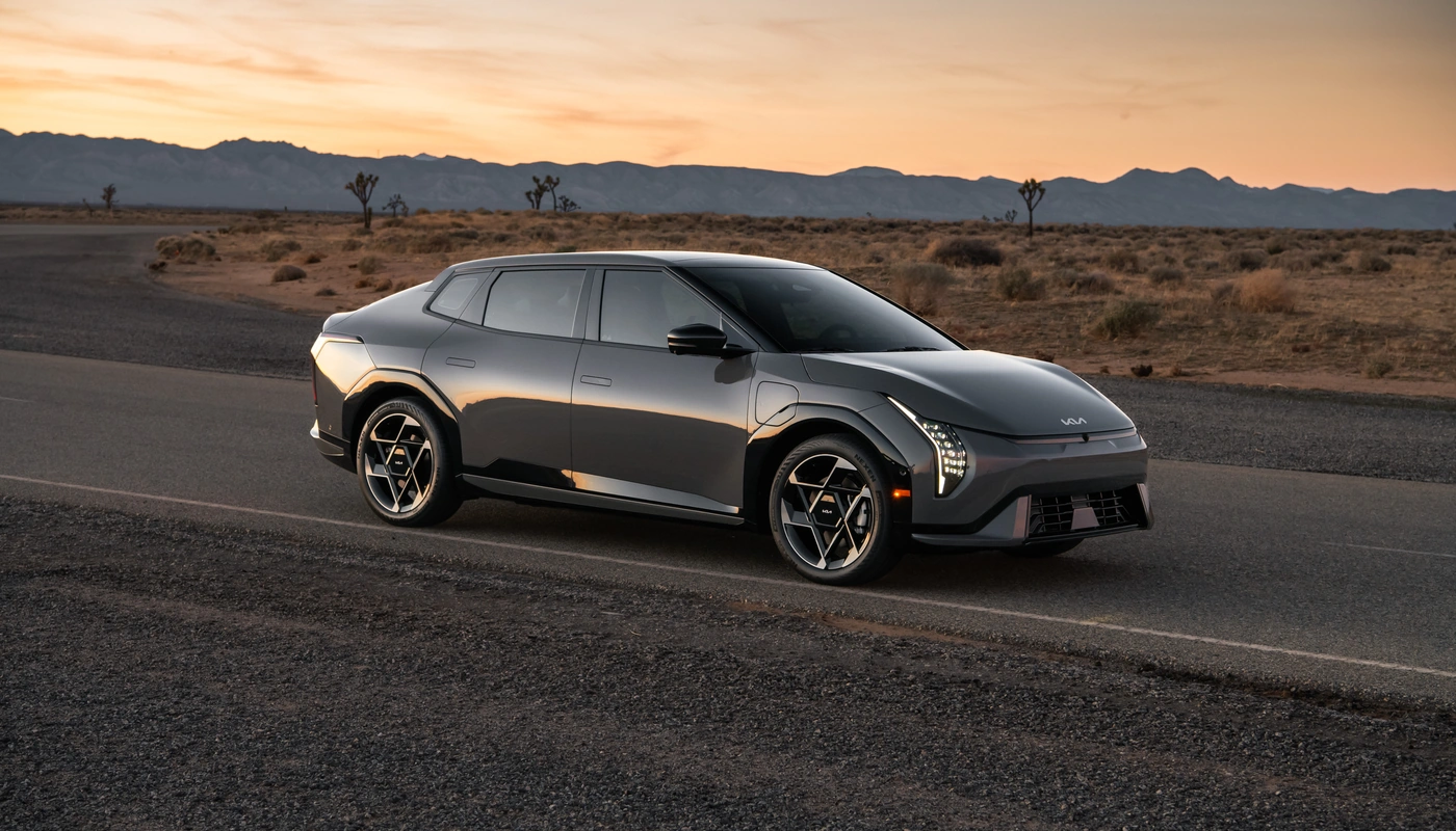 Kia Ev4 Fastback Earth Launch Edition - Contexto Entorno Real Contexto Aparcado Exterior Lateral Derecha