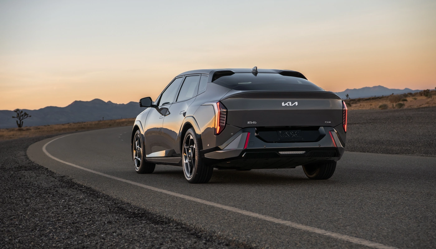 Kia Ev4 Fastback Earth Launch Edition - Contexto Entorno Real Contexto Aparcado Exterior Trasera