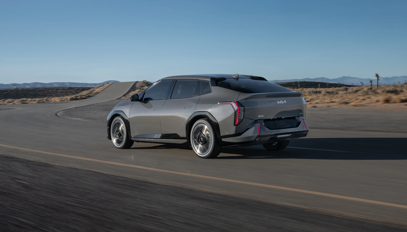 Kia Ev4 Fastback Earth Launch Edition - Contexto Entorno Real Contexto Conduciendo