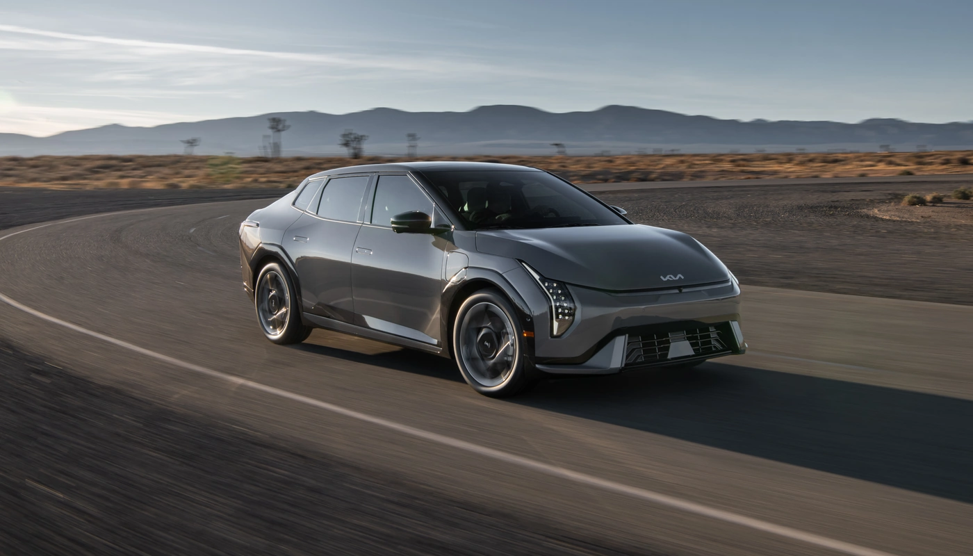 Kia Ev4 Fastback Earth Launch Edition - Contexto Entorno Real Contexto Conduciendo Exterior Frontal Derecha