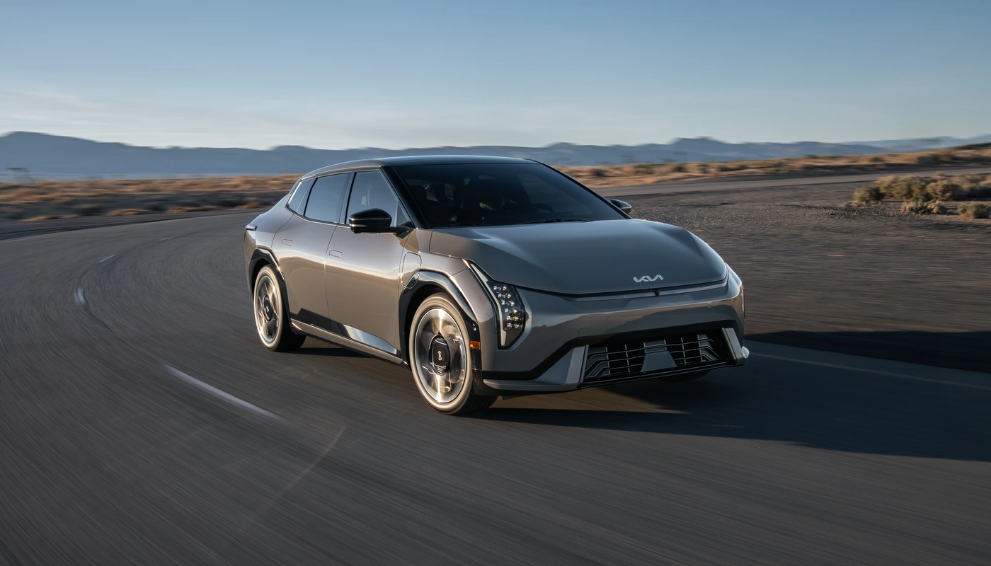 Kia Ev4 Fastback Earth Launch Edition - Contexto Entorno Real Contexto Conduciendo Exterior Frontal Derecha