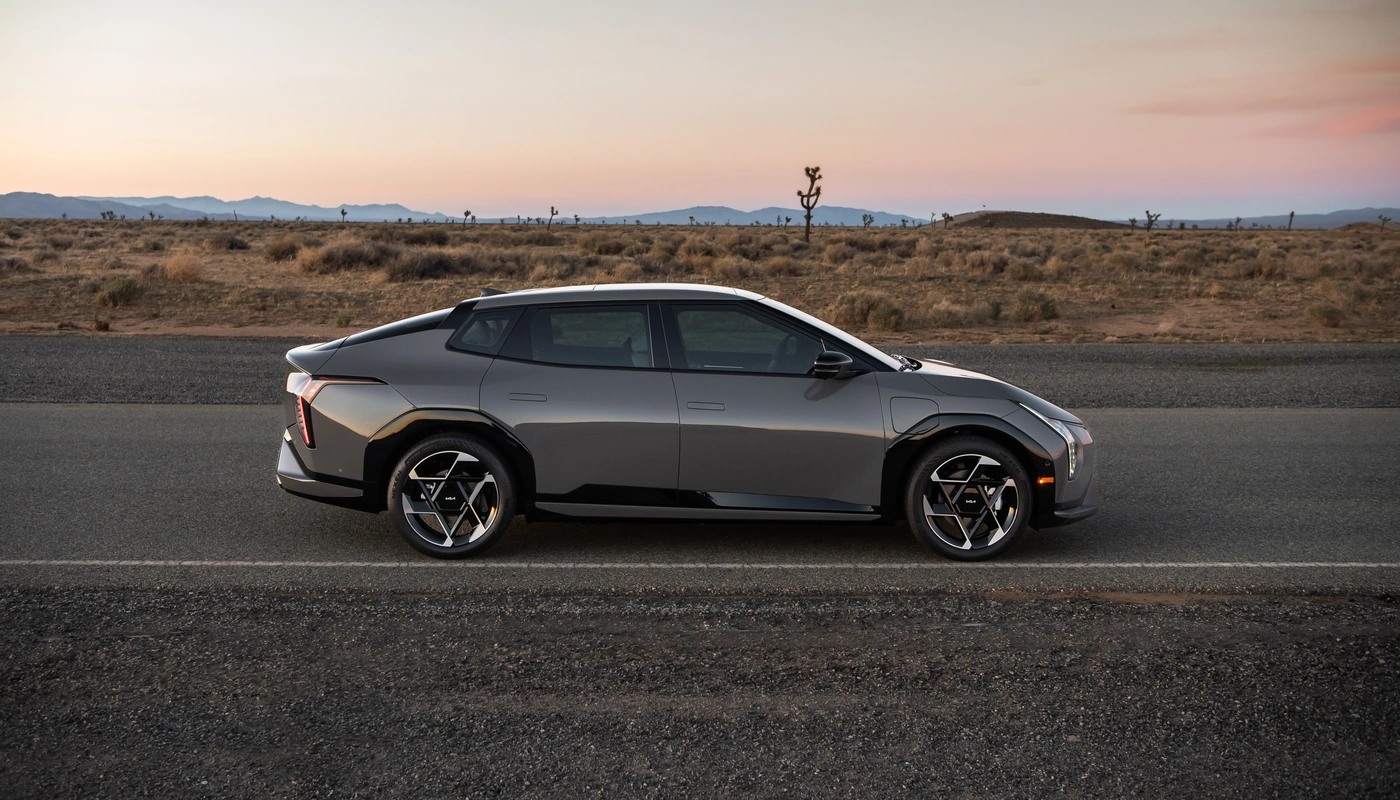 Kia Ev4 Fastback Earth Launch Edition - Contexto Entorno Real Contexto Conduciendo Exterior Lateral Derecha