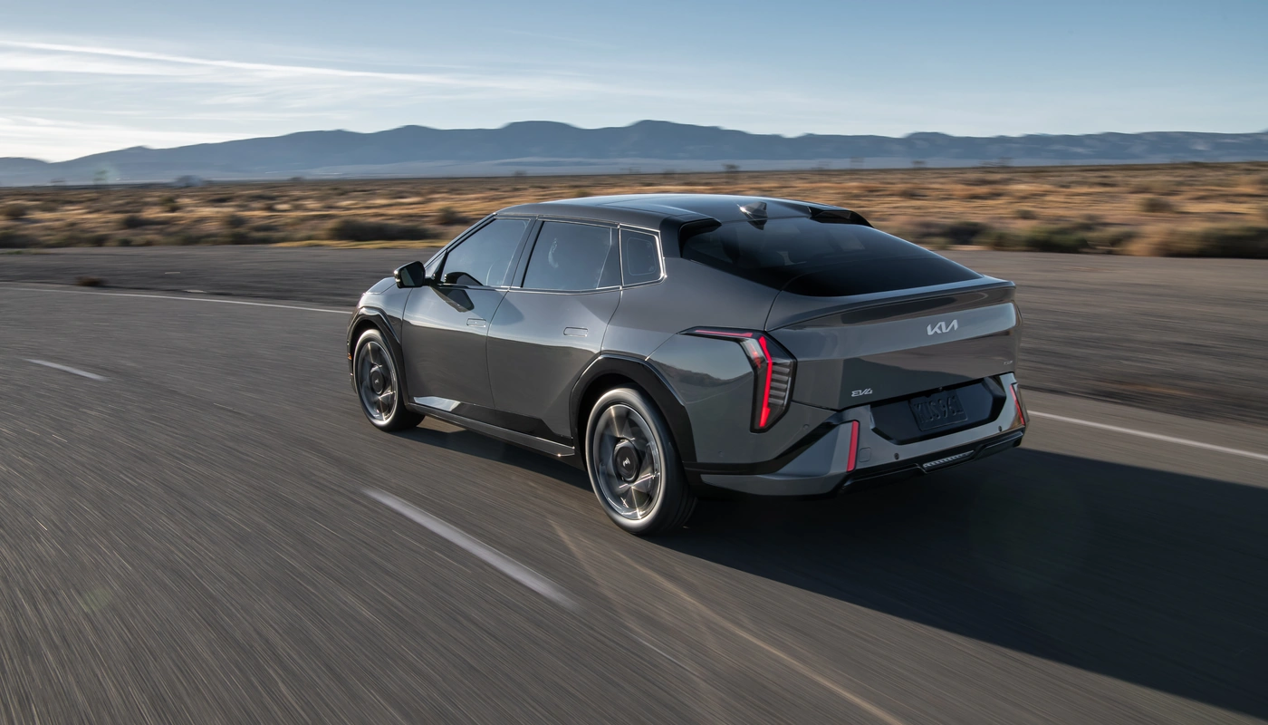 Kia Ev4 Fastback Earth Launch Edition - Contexto Entorno Real Contexto Conduciendo Exterior Trasera Derecha
