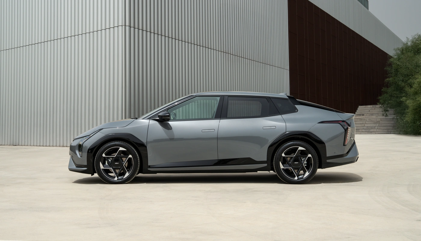 Kia Ev4 Fastback Gt Line - Contexto Entorno Real Contexto Aparcado Exterior Lateral Izquierda