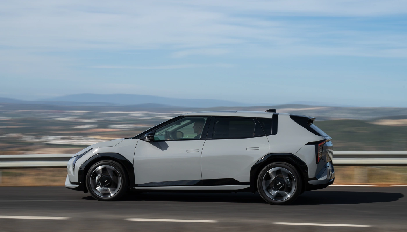 Kia Ev4 Gt Line - Contexto Entorno Real Contexto Conduciendo Exterior Lateral Izquierda