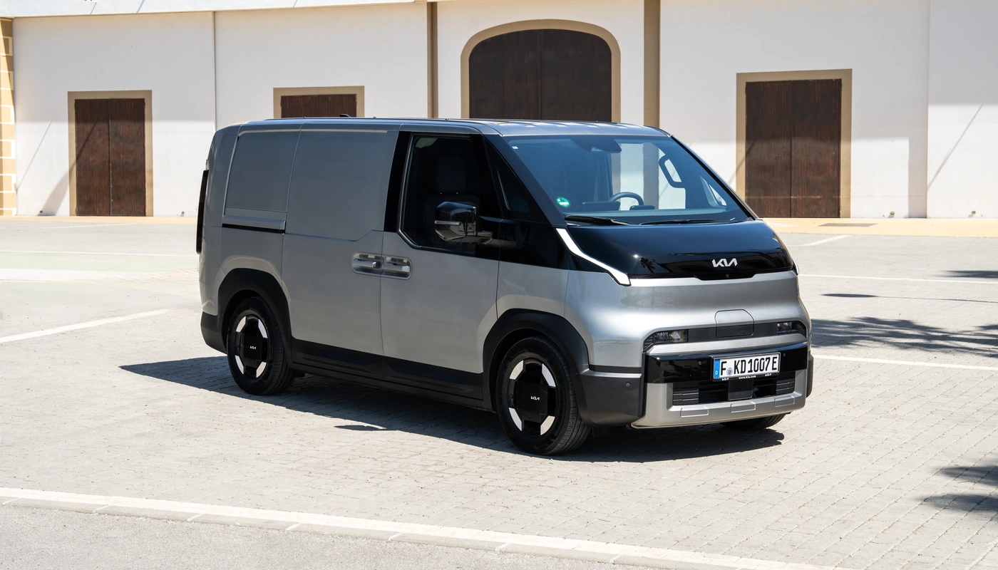 Kia Pv5 Cargo Essential - Contexto Entorno Real Exterior Frontal Derecha Exterior Lateral Derecha