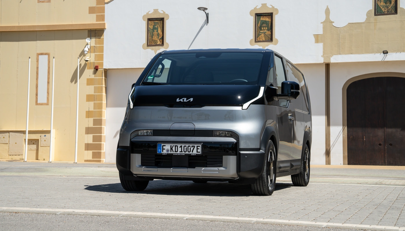 Kia Pv5 Cargo Plus - Contexto Entorno Real Contexto Aparcado Exterior Frontal