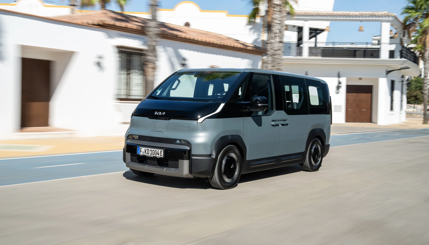 Kia Pv5 Passenger Essential - Contexto Entorno Real Contexto Conduciendo Exterior Frontal Izquierda